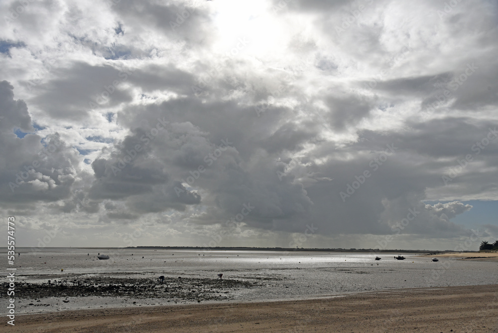 plage a mrée basse avec ciel nuageaux annonçant la pluie