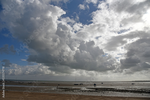 plage a mrée basse avec ciel nuageaux annonçant la pluie © compagnie-17