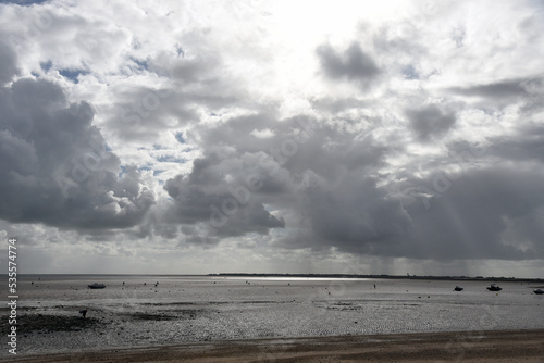plage a mrée basse avec ciel nuageaux annonçant la pluie © compagnie-17