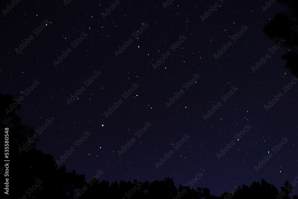 Noche estrellada en la montaña