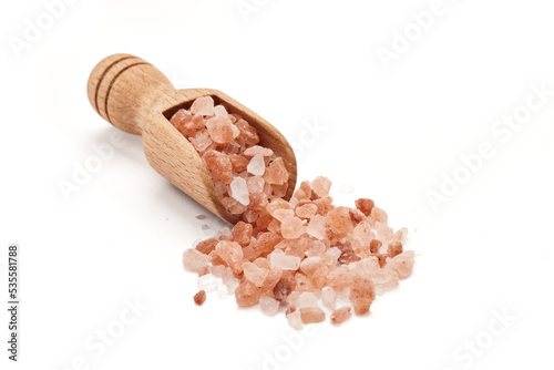 Sól himalajska w drewnianej łopatce izolowane na białym tle