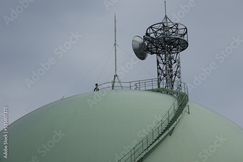 曇り空の日のガスタンクと避雷針