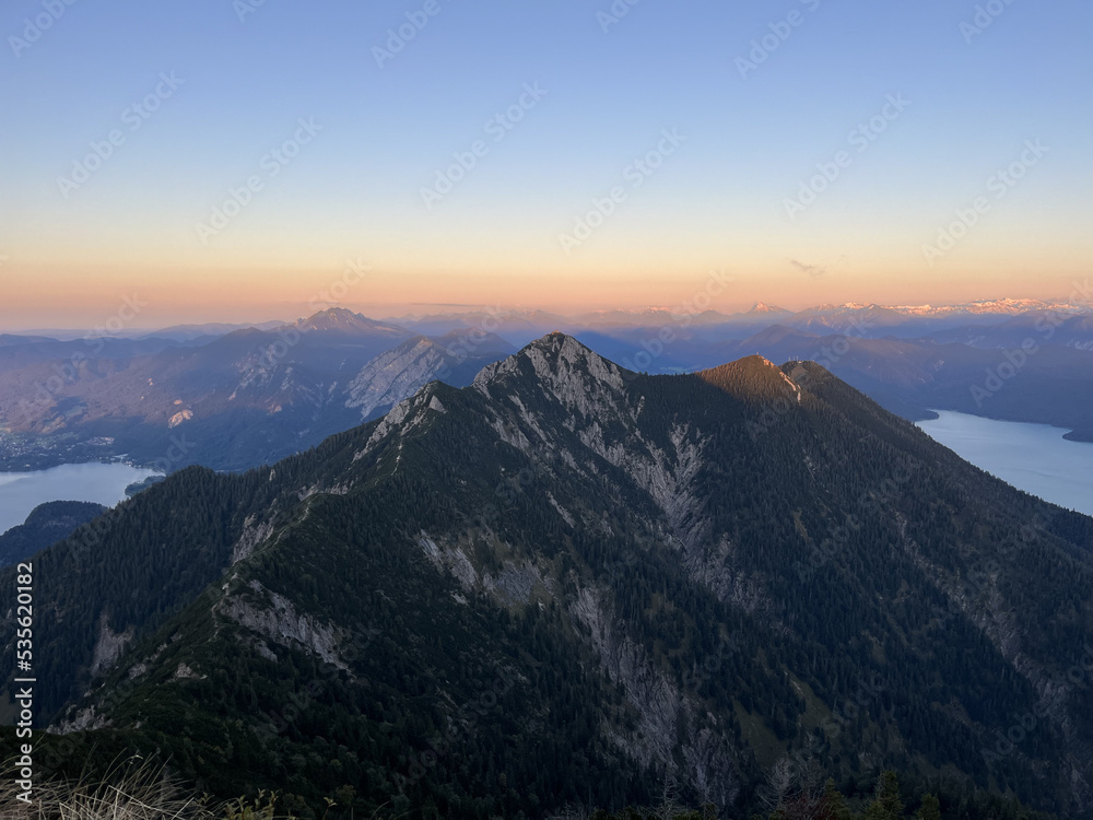 Blick von Heimgarten Richtung Herzogstand während des Sonnenuntergangs im Herbst Blick von Heimgarten Richtung Herzogstand während des Sonnenuntergangs im Herbst