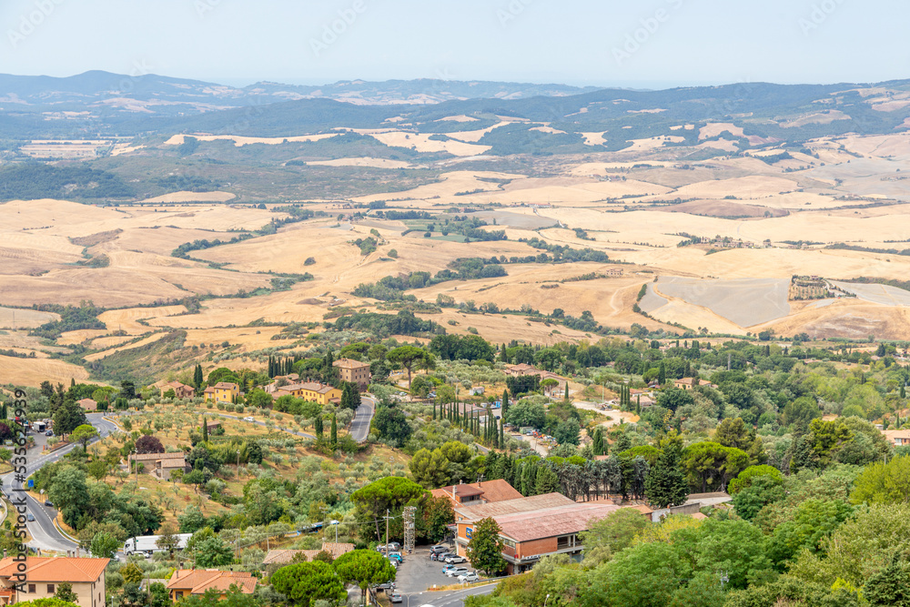 Panorama depuis la Piazetta dei Fornelli, à Volterra, Italie