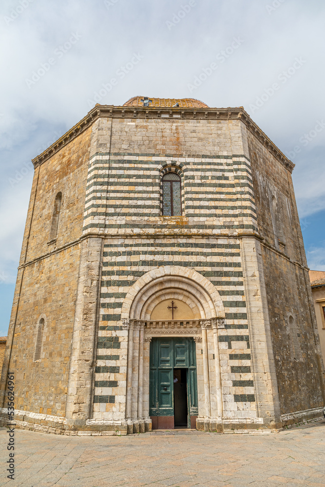 Baptistère de la Cathédrale Santa Maria Assunta, à Volterra, Italie