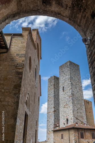 Piazza del Duomo, à San Gimignano, Italie photo