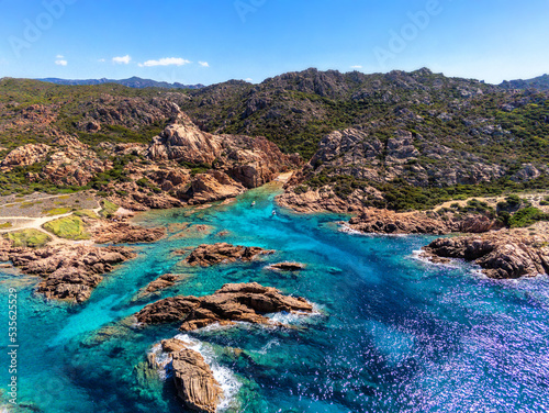 Traumhaft schöne Bucht auf Sardinien mit türkis blauem Wasser