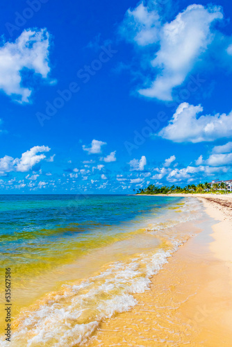 Fototapeta Naklejka Na Ścianę i Meble -  Amazing tropical beach and caribbean sea clear turquoise water Mexico.
