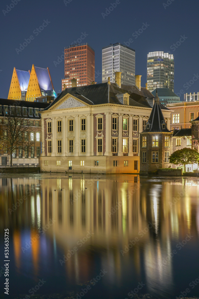 Obraz premium Den Haag Mauritshuis at night