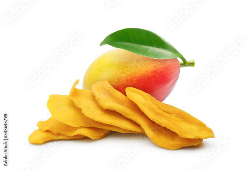 Fotografia Fresh mango fruit with leaf and dried slices isolated on white background