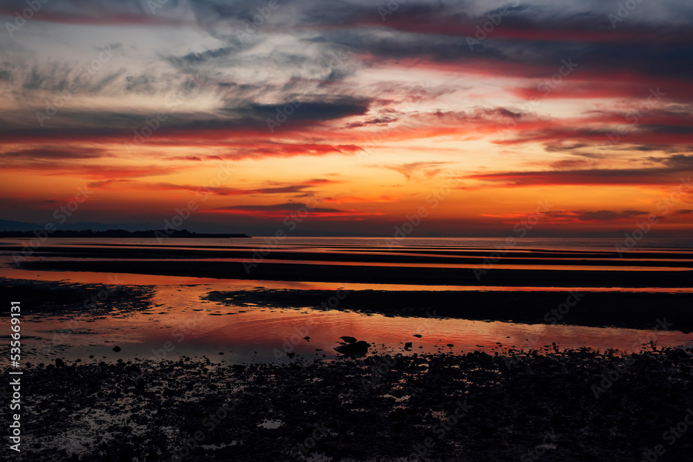 Fototapeta premium 大分県の国東半島にある豊後高田市の真玉海岸に沈む美しい夕日