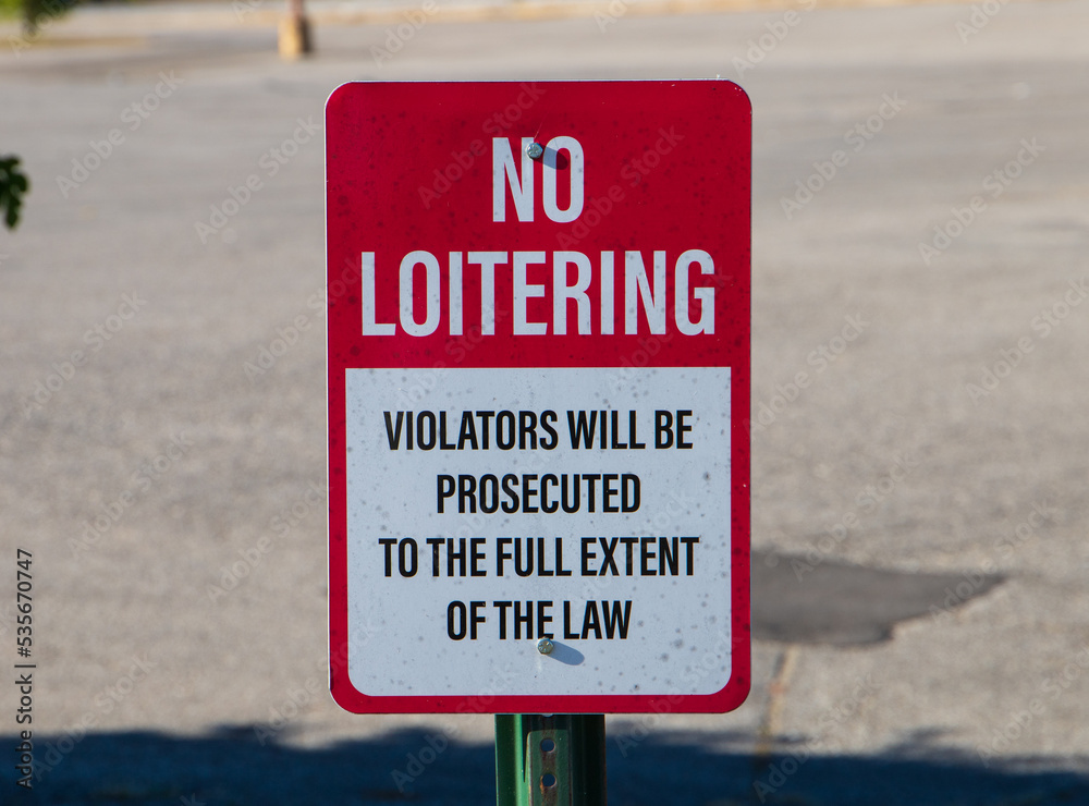 Foto de No Loitering sign, Violators Will Be Prosecuted To the Fullest Extent of the Law. do