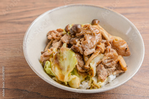 豚肉と野菜の味噌ダレ丼