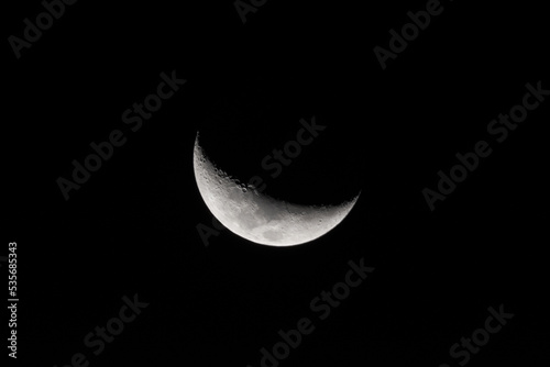 Luna creciente en noche oscura