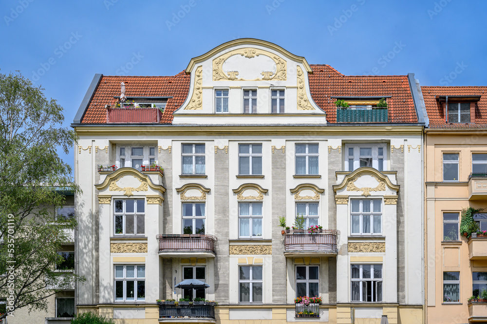 Fototapeta premium Prachtvoll renoviertes Haus mit goldfarbenem Ornamentschmuck in Giesendorf, einem Ortsteil von Berlin-Zehlendorf