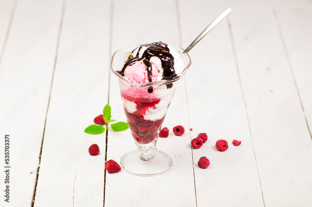 Deser lodowy w pucharku / Ice cream dessert in a cup raspberries and chocolate - obrazy, fototapety, plakaty 