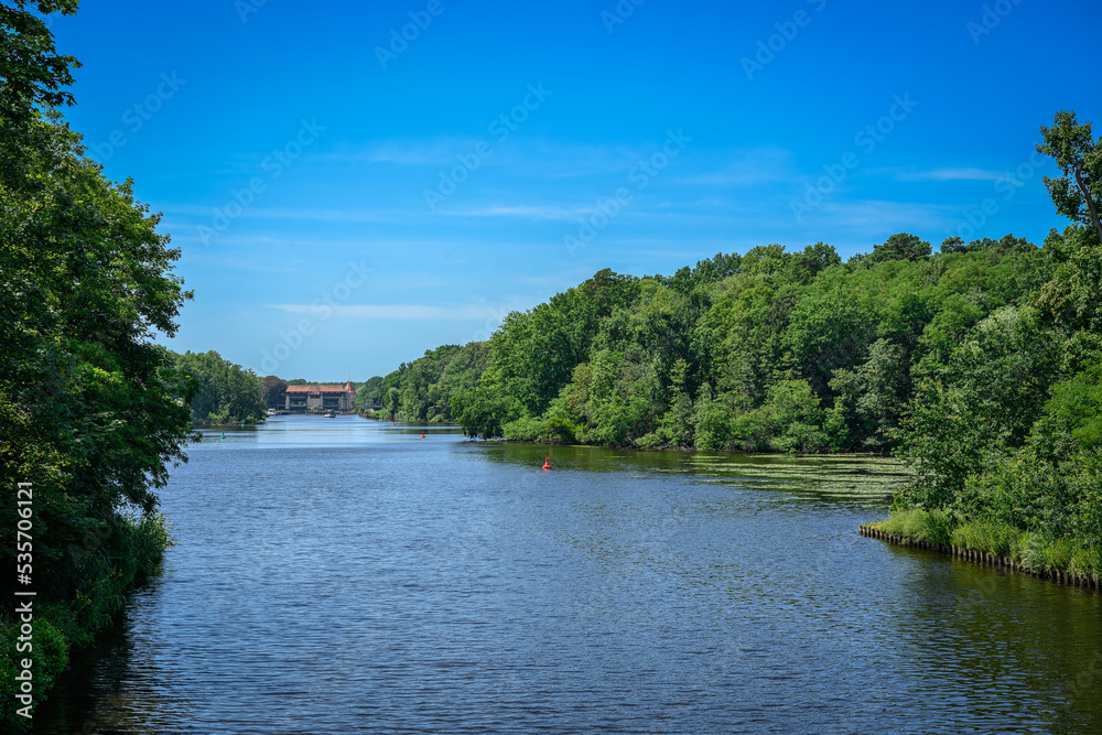 Fototapeta premium Blick vom Zehlendorfer Damm auf den Teltowkanal, den Machnower See und die Machnower Schleuse