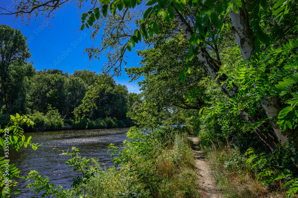 Wanderweg am sommerlichen Nordufer des Teltowkanal zwischen Kleinmachnow und Kohlhasenbrueck Wanderweg am sommerlichen Nordufer des Teltowkanal zwischen Kleinmachnow und Kohlhasenbrueck