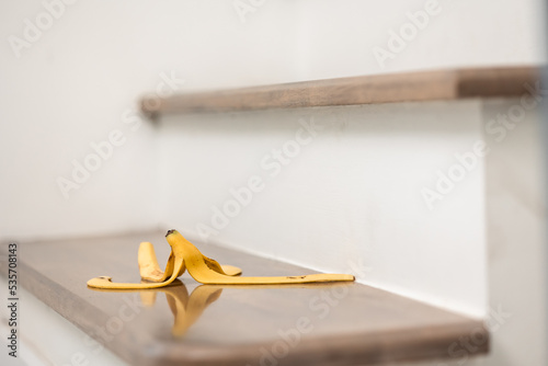 Fotografi Banana peels are placed on the stairs of the house to risk accidents