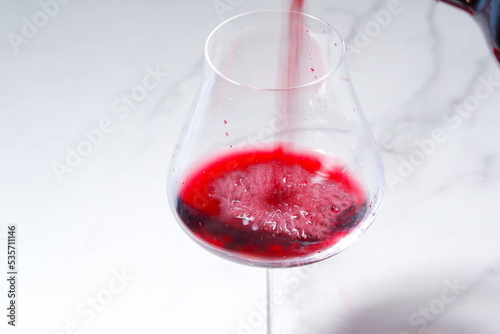 赤ワインが入ったワイングラス