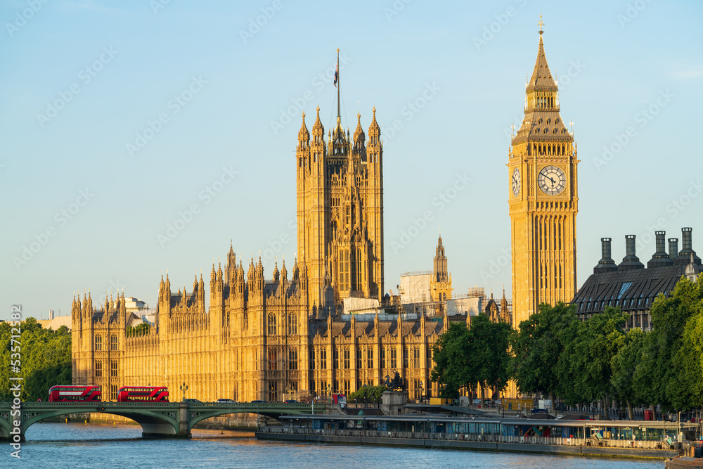 Obraz premium Big Ben and Westminster bridge captured in the morning light in London. England