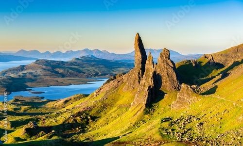 Photo Old Man of Storr rock formation in morning sunlight, Isle of Skye, Scotland
