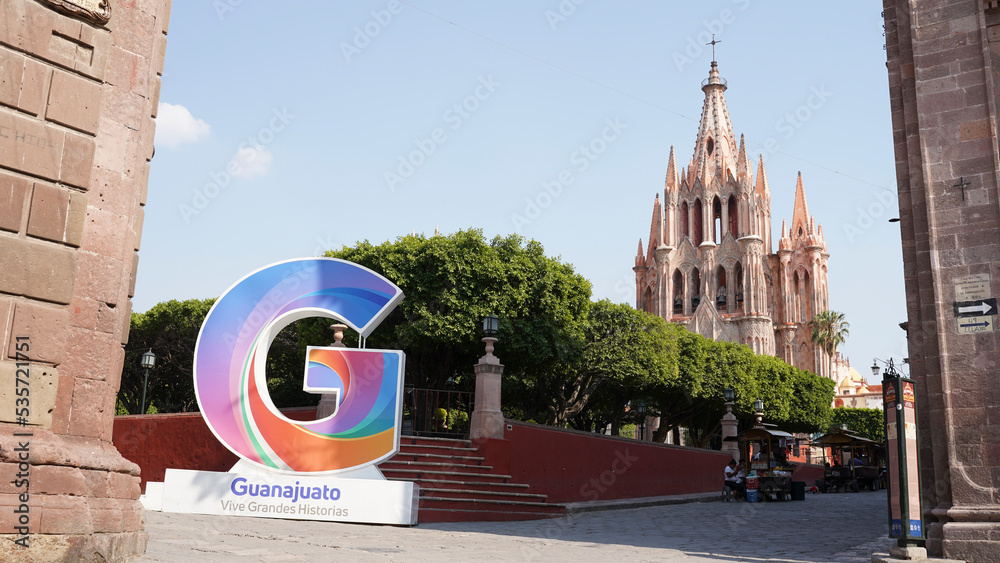 Fototapeta premium Parroquia de San Miguel Arcángel church in San Miguel de Allende in Guanajuato, Mexico.