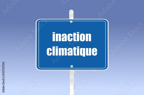 La phrase «inaction climatique» écrite en français sur un panneau routier