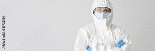 Foto Doctor scientist in protective suit, mask and glasses