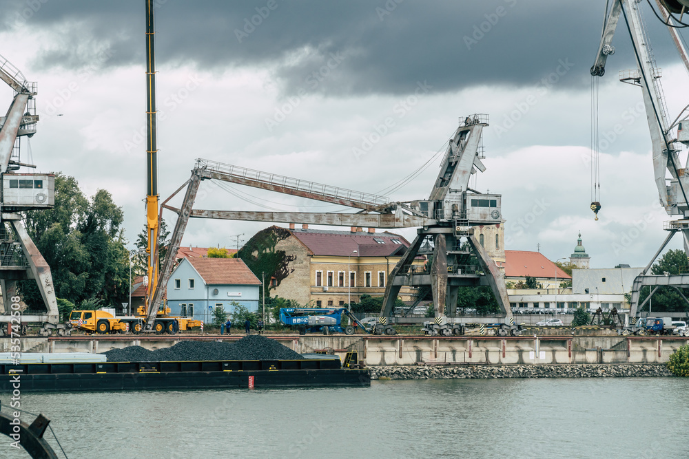 dismantling an old port crane 