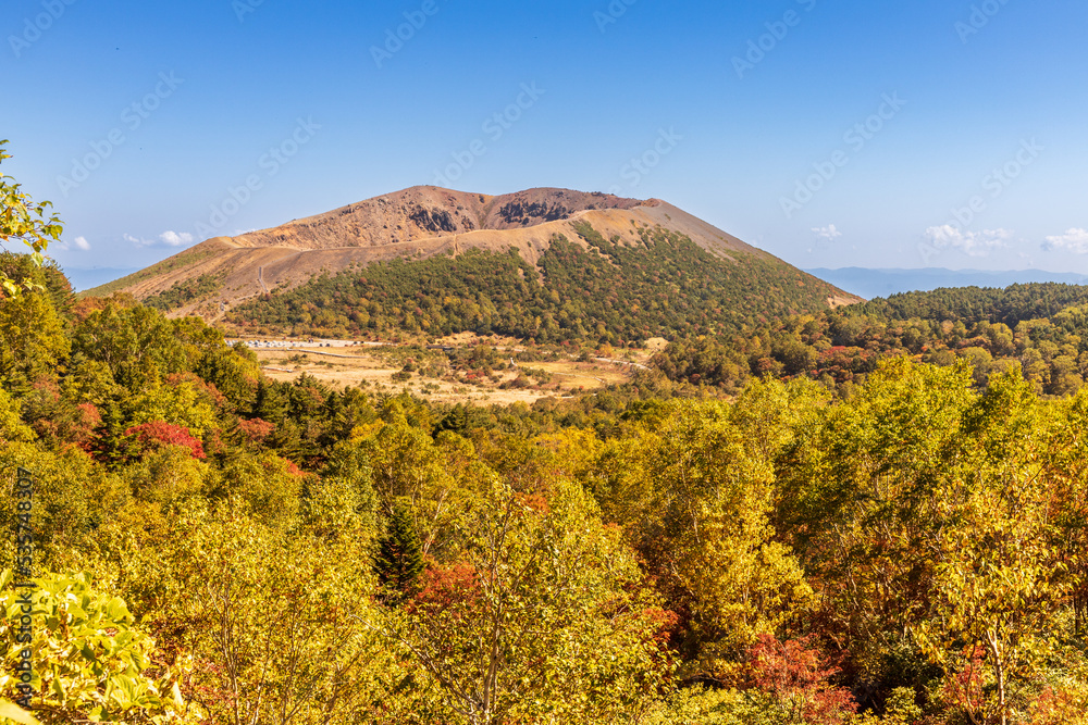 秋の一切経山登山道から紅葉の吾妻小富士