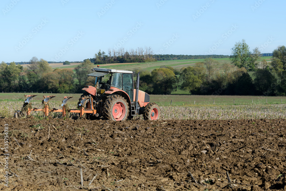 Fototapeta premium tracteur agricole qui laboure le champ en automne 