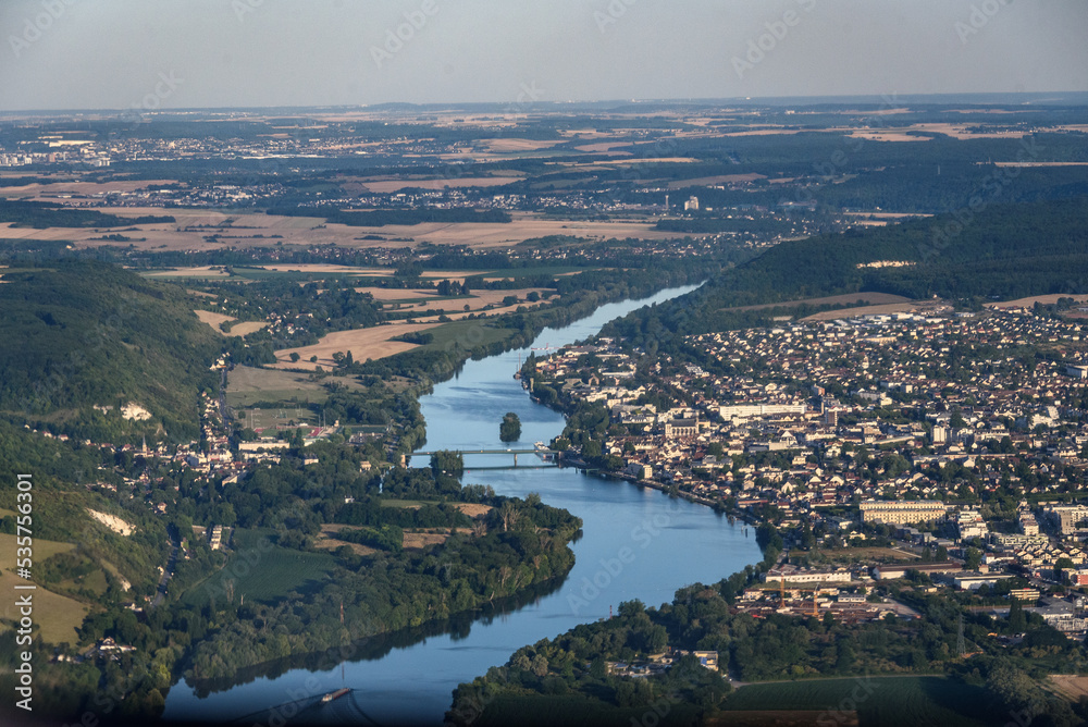 vue aérienne de la Seine à Vernon dans l'Eure en France