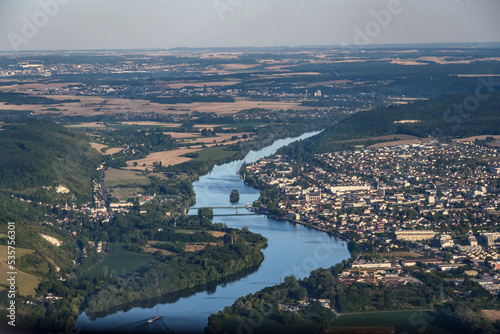 vue aérienne de la Seine à Vernon dans l'Eure en France photo