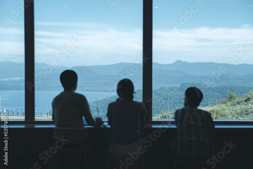 美幌峠の景色を眺める人たち（北海道）  © Nostalgico
