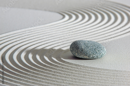 Japanischer ZEN Garten der Yin Yang Meditation mit Stein in Sand