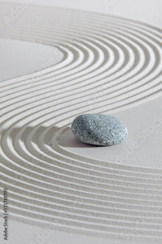 Japanischer ZEN Garten der Yin Yang Meditation mit Stein in Sand