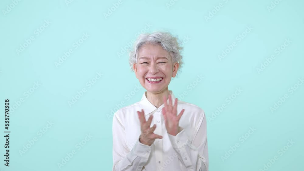 笑うシニア女性 笑うシニア女性