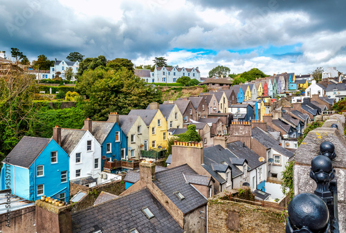 bunte Häuserzeile in Cobh/Irland