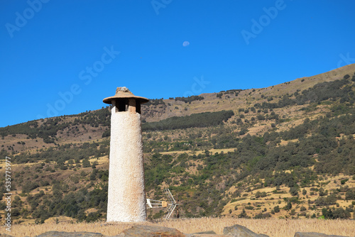 Chimenea de casa de montaña