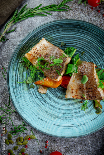 Fotografija Fried pikeperch with vegetables and herbs