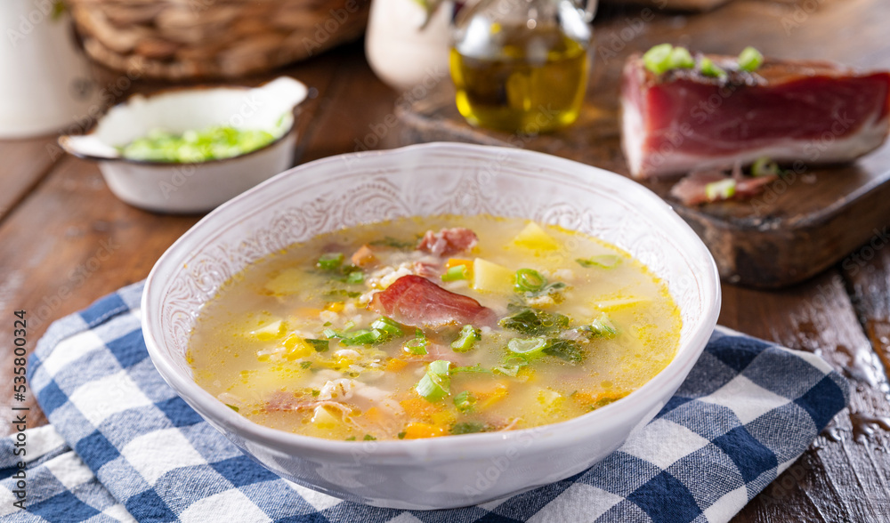 barley soup, zuppa di orzo. Zuppa tradizionale con pancetta e orzo nel nord italia, Trento. Cucina contadina, tipica delle Alpi. barley soup, zuppa di orzo. Zuppa tradizionale con pancetta e orzo nel nord italia, Trento. Cucina contadina, tipica delle Alpi.
