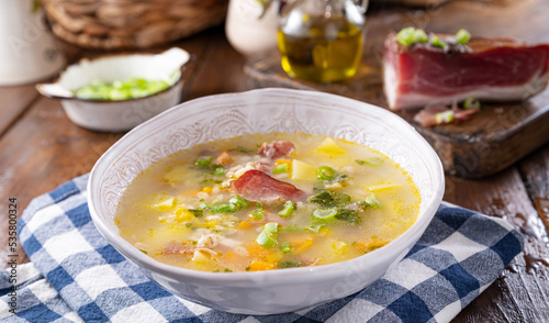 barley soup, zuppa di orzo. Zuppa tradizionale con pancetta e orzo nel nord italia, Trento. Cucina contadina, tipica delle Alpi. 