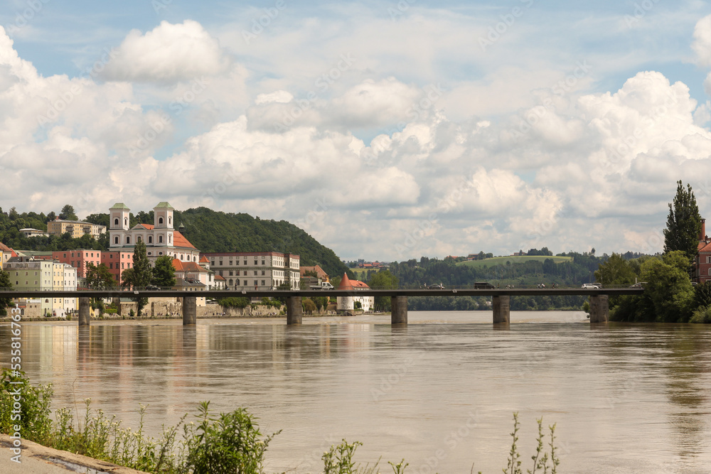 Alte Brücke über den Fluss Inn, mit der Stadt Passau im Hintergrund