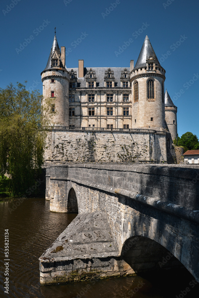Château renaissance de La Rochefoucauld depuis le pont de la rivière la Tardoire