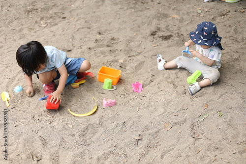 砂場で遊ぶ子供 photo