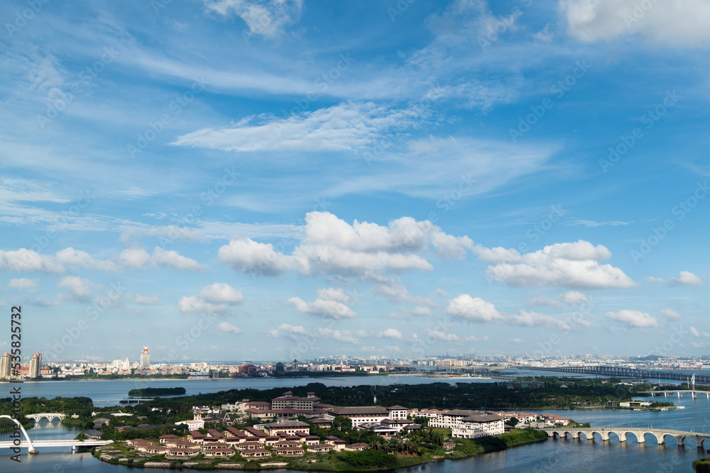Obraz premium Seaside city under cloudy sky