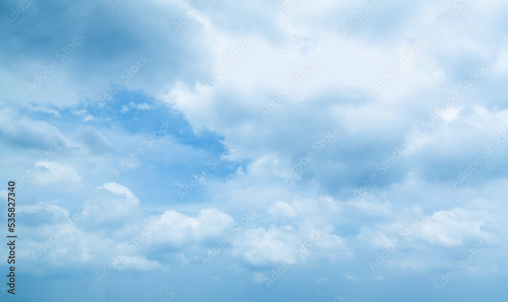 Fototapeta premium Blue sky covering with white cumulus