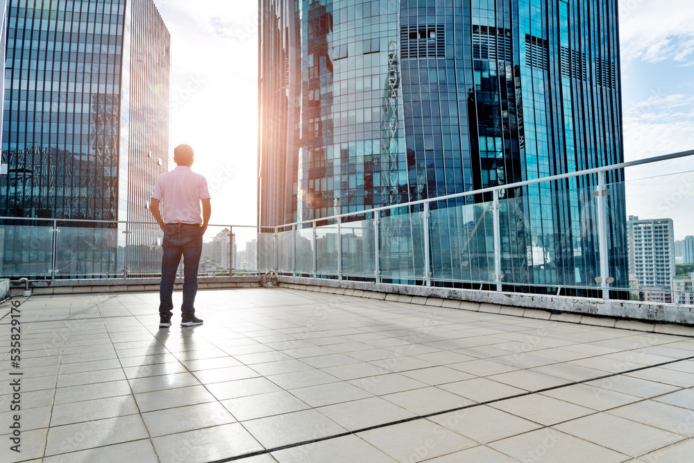 Fototapeta premium Man standing on the rooftop