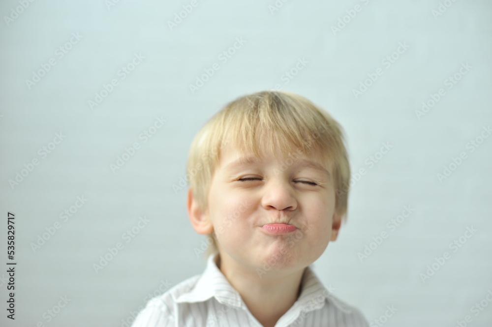 careta criança feliz fazendo brincadeiras careta criança feliz fazendo brincadeiras
